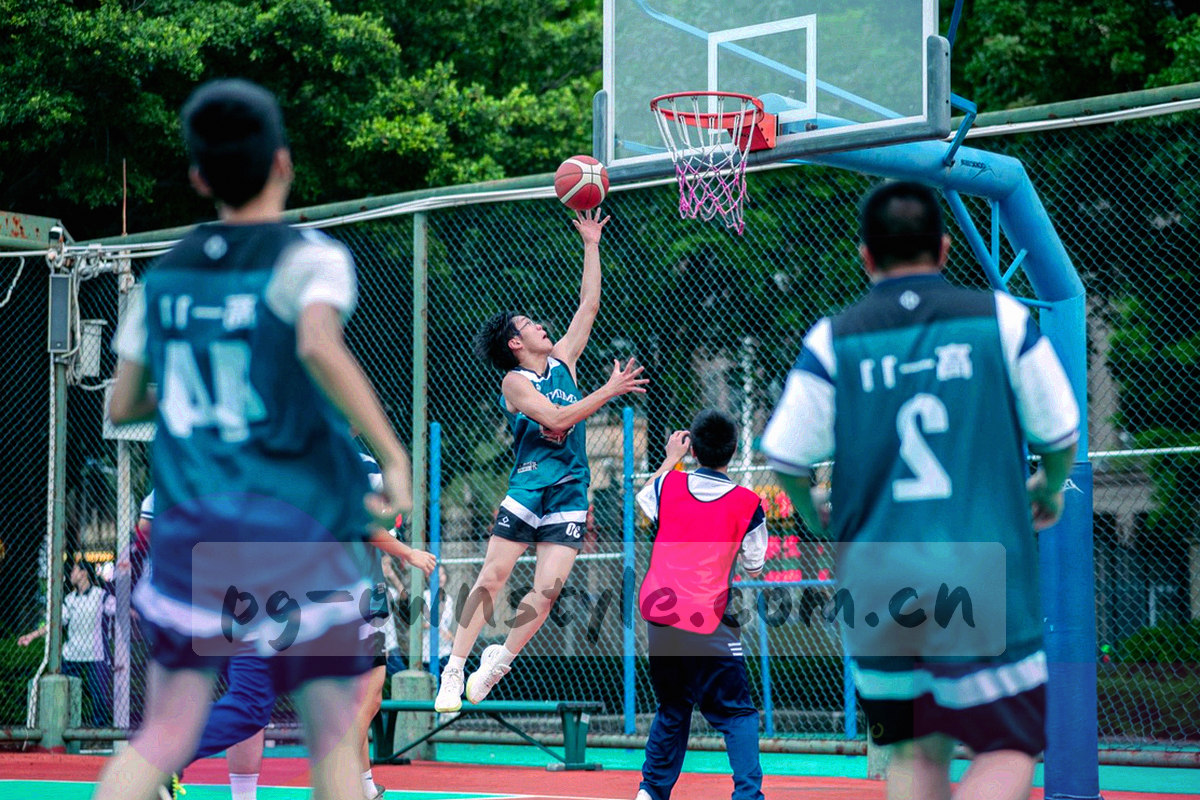 暗底上若干光点连成的轨迹线，方向自左向右延伸